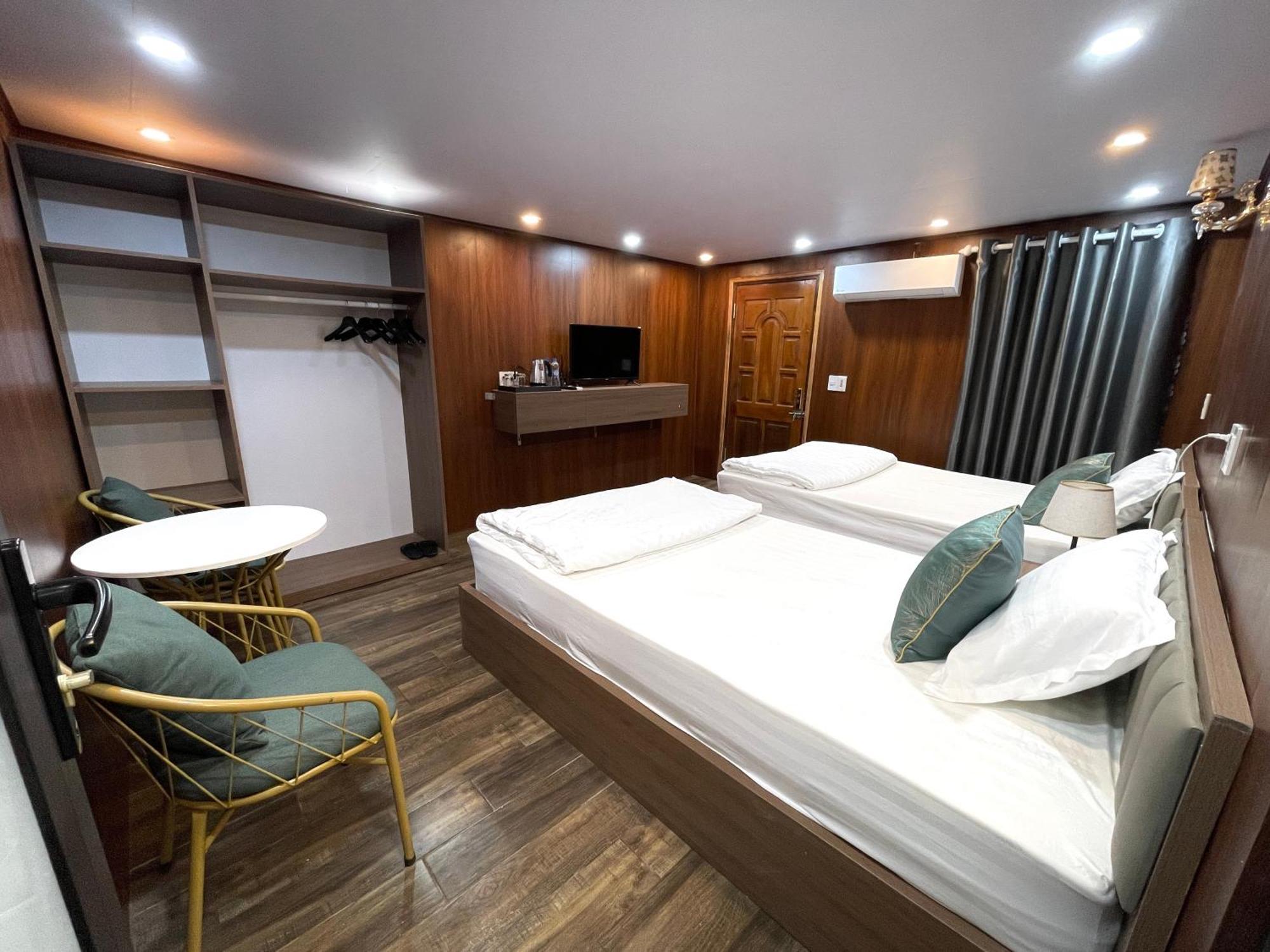 Odyssey Hostel, Tours & Motorbikes Rental Ha Giang Exterior photo